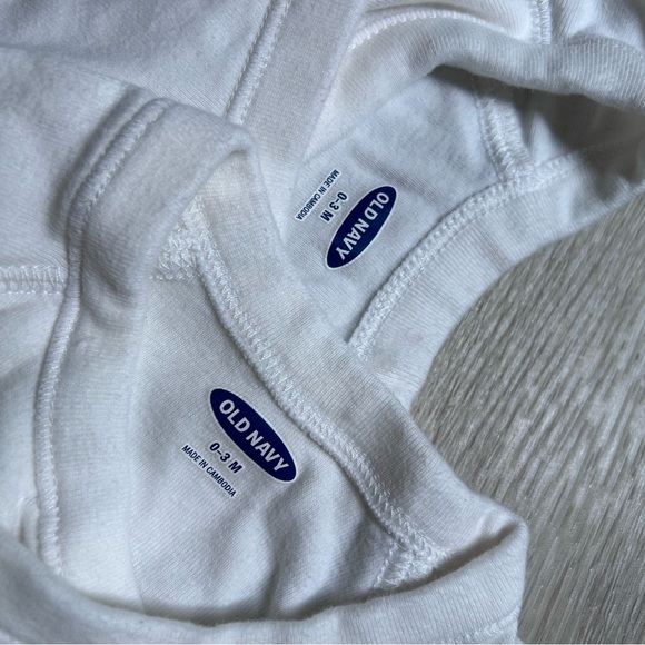 2 sz0-3mos Old Navy White Onesie/Bodysuits - Picture 3 of 5